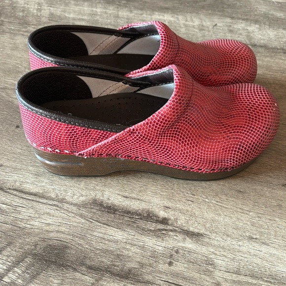 Dansko red snakeskin style clogs size 34 - Picture 1 of 6